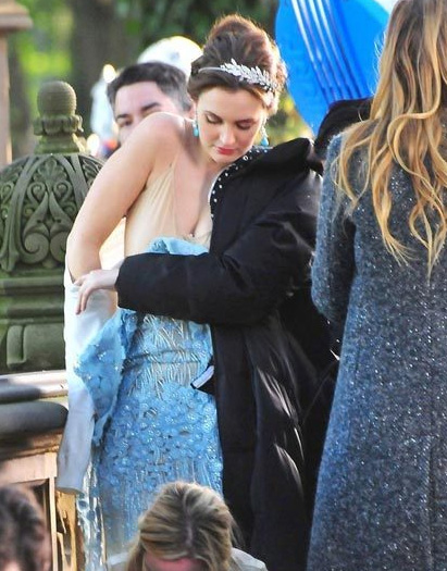 Người đẹp hồn nhiên thay váy giữa trường quay