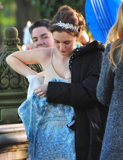 Người đẹp hồn nhiên thay váy giữa trường quay