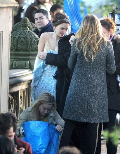 Người đẹp hồn nhiên thay váy giữa trường quay