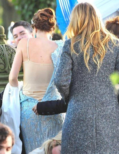 Người đẹp hồn nhiên thay váy giữa trường quay