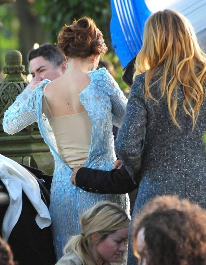 Người đẹp hồn nhiên thay váy giữa trường quay