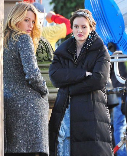 Người đẹp hồn nhiên thay váy giữa trường quay