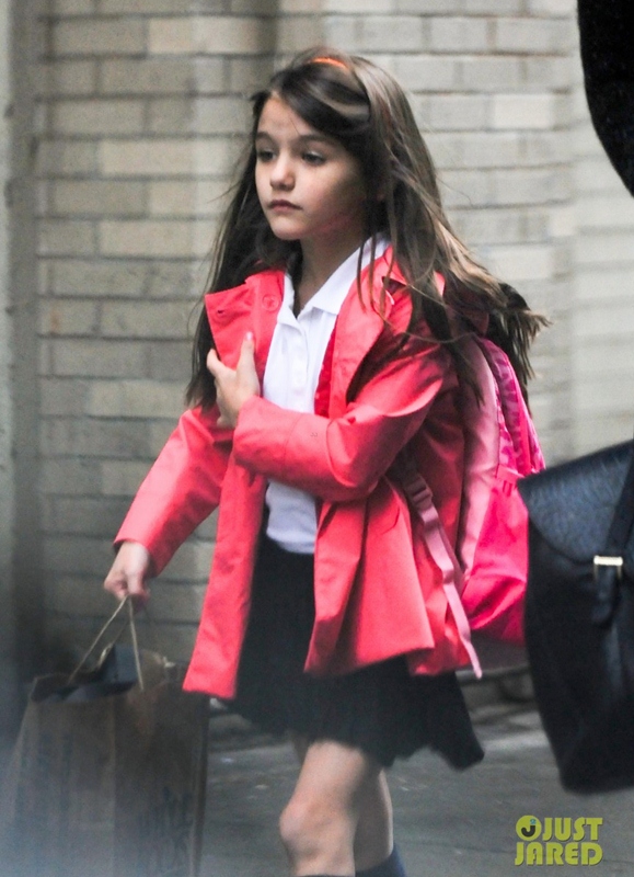 suri-buon-ruoi-ruoi-khi-tu-truong-ve-nha Suri buồn rười rượi khi từ trường về nhà