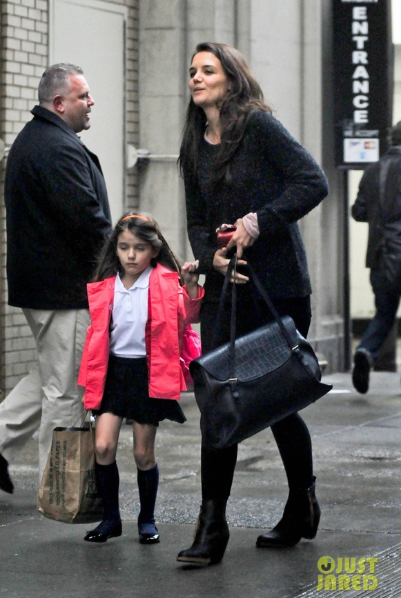 suri-buon-ruoi-ruoi-khi-tu-truong-ve-nha Suri buồn rười rượi khi từ trường về nhà