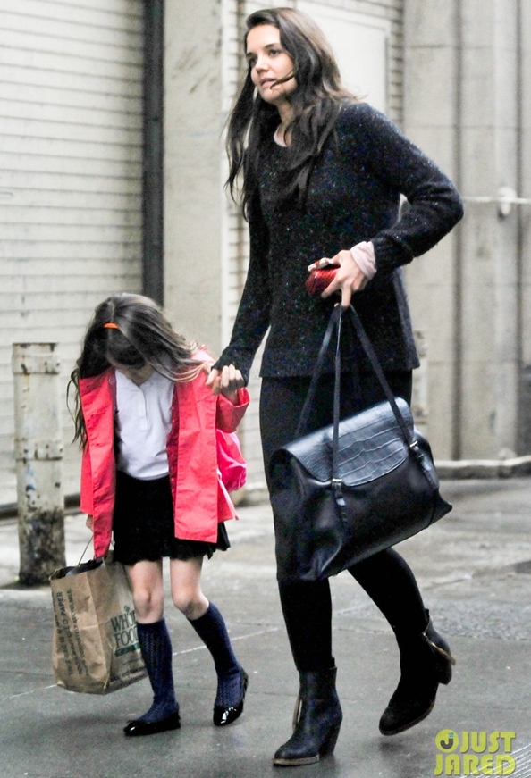 suri-buon-ruoi-ruoi-khi-tu-truong-ve-nha Suri buồn rười rượi khi từ trường về nhà