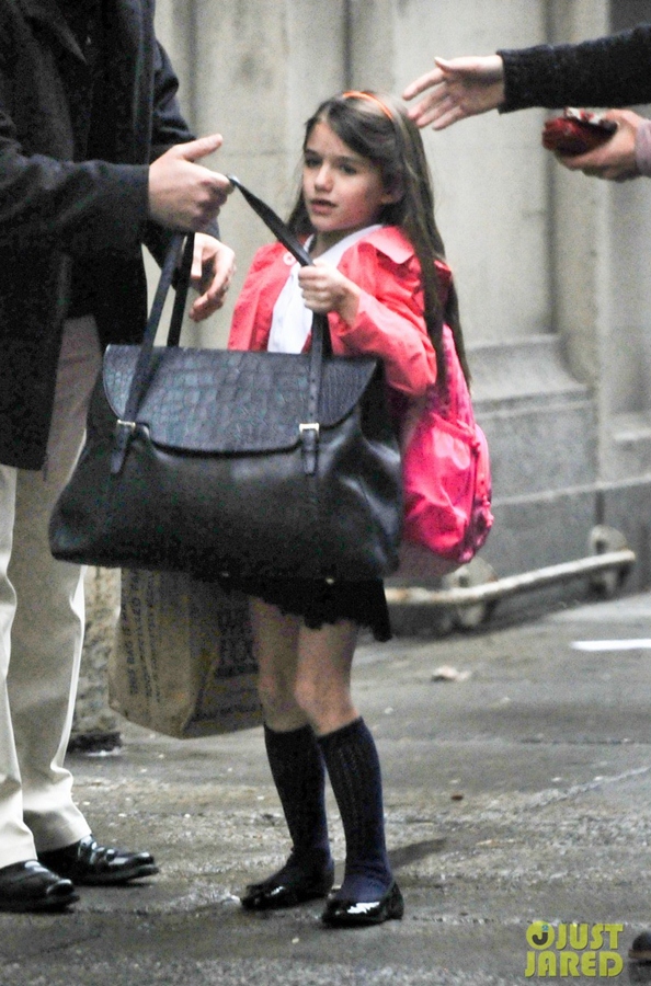 suri-buon-ruoi-ruoi-khi-tu-truong-ve-nha Suri buồn rười rượi khi từ trường về nhà