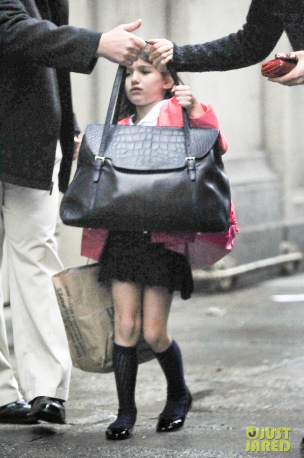 suri-buon-ruoi-ruoi-khi-tu-truong-ve-nha Suri buồn rười rượi khi từ trường về nhà