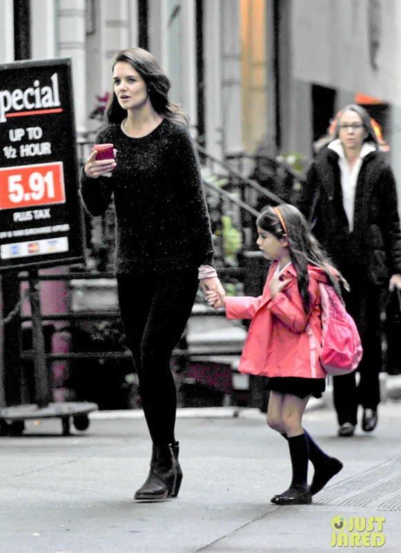 suri-buon-ruoi-ruoi-khi-tu-truong-ve-nha Suri buồn rười rượi khi từ trường về nhà