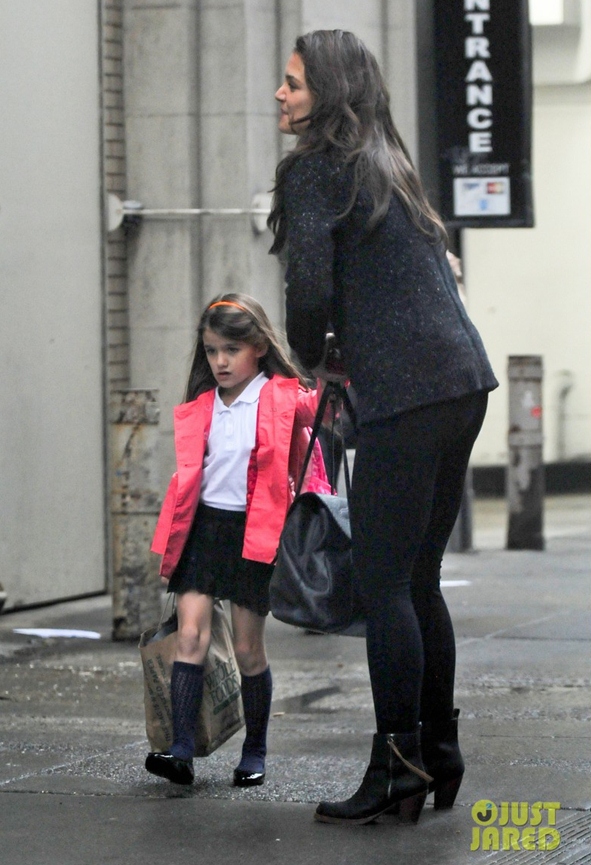 suri-buon-ruoi-ruoi-khi-tu-truong-ve-nha Suri buồn rười rượi khi từ trường về nhà