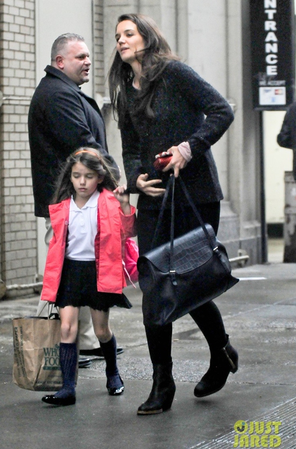 suri-buon-ruoi-ruoi-khi-tu-truong-ve-nha Suri buồn rười rượi khi từ trường về nhà