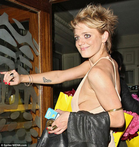 Sao và những bộ ngực 'thả rông' hài ước nhất