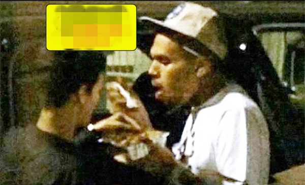 Lá»™ ảnh Rihanna và Chris ăn vặt ngoà i phố Lộ ảnh Rihanna và Chris ăn vặt ngoài phố