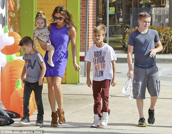 Victoria diện giày cao gót giữa tin có bầu