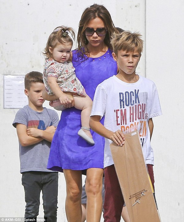 Victoria diện giày cao gót giữa tin có bầu