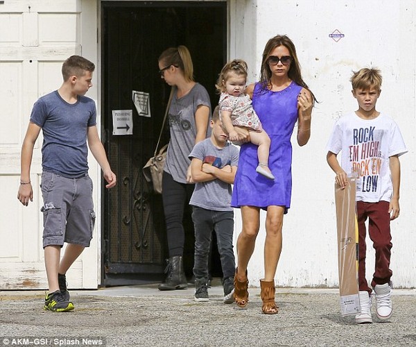 Victoria diện giày cao gót giữa tin có bầu