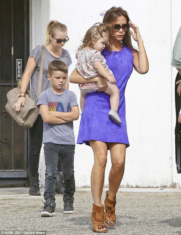 Victoria diện giày cao gót giữa tin có bầu