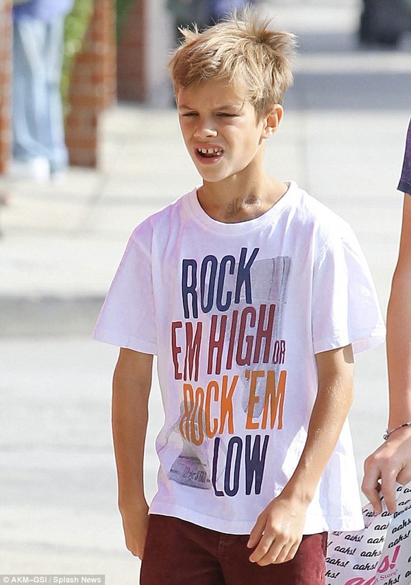 Victoria diện giày cao gót giữa tin có bầu