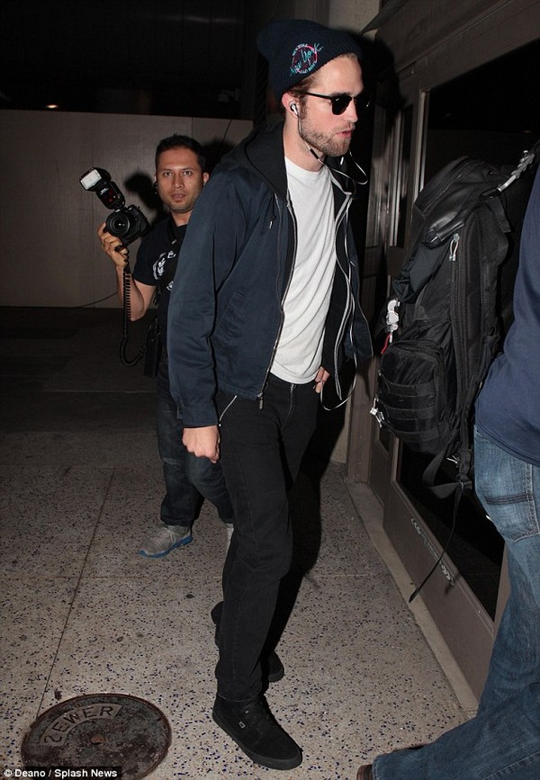 Robert Pattinson lạnh lùng má»™t mình rá»i Los Angeles 1 Robert Pattinson lạnh lùng một mình rời Los Angeles