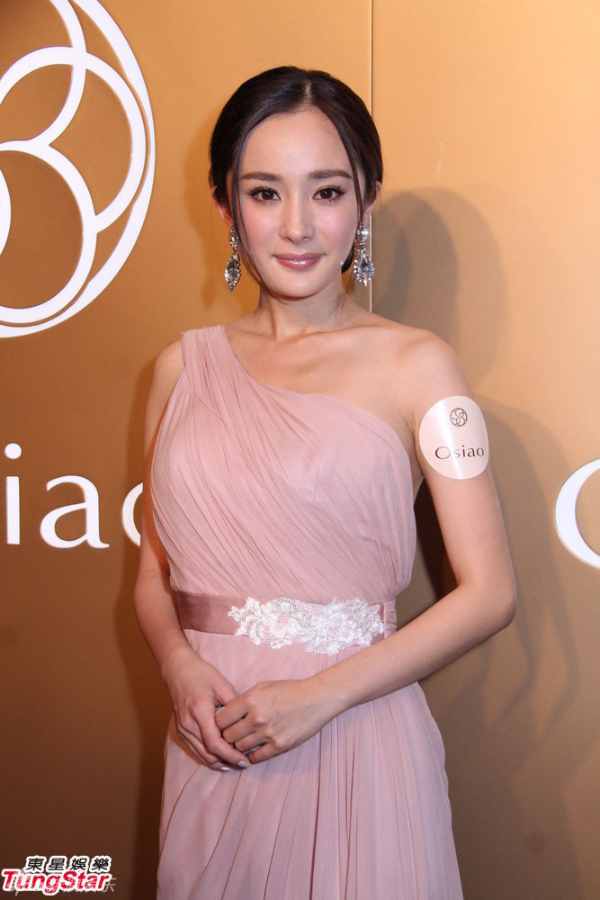 Lưu Gia Linh kín như bưng vẫn lộ hàng