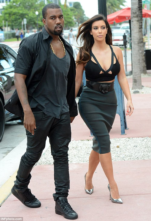 Kim Kardashian khoe 3 vòng núng nính