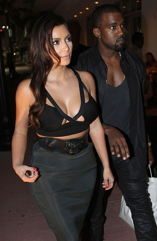 Kim Kardashian khoe 3 vòng núng nính