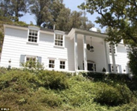 Lindsay Lohan gọi cảnh sát xua đuổi bố