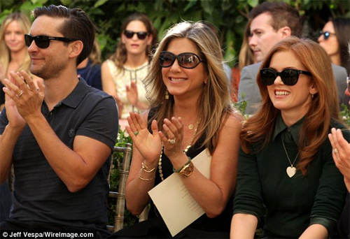 Jennifer Aniston khoe nhẫn đính hôn “khủng”