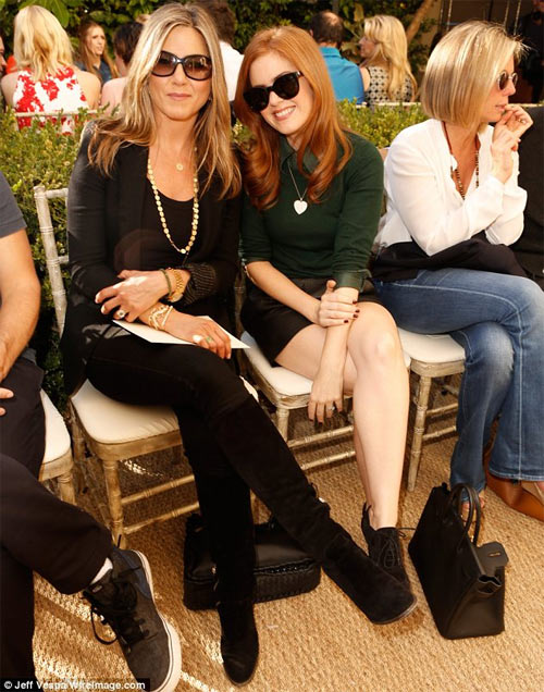 Jennifer Aniston khoe nhẫn đính hôn “khủng”