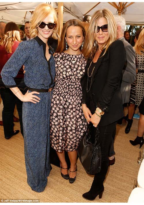 Jennifer Aniston khoe nhẫn đính hôn “khủng”