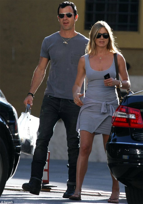 Jennifer Aniston khoe nhẫn đính hôn “khủng”